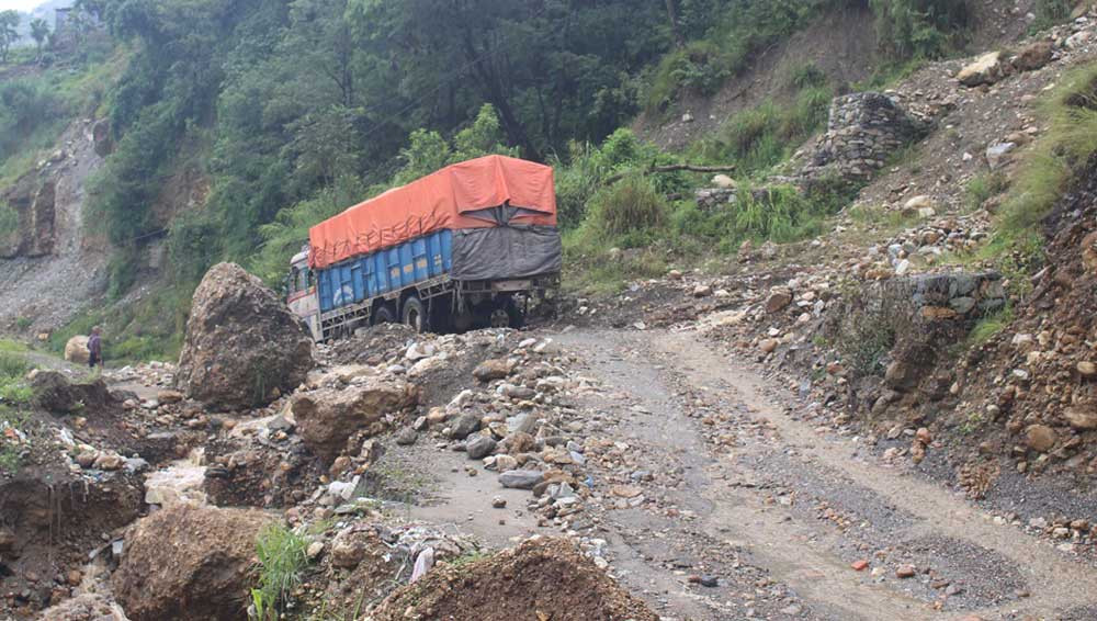 निर्माण सामग्री अभावमा मालढुङ्गा–बेनी सडक ठप्प